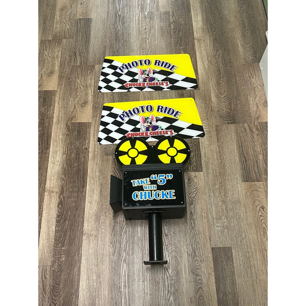 Chuck E Cheese Photo Ride Arcade Machine Parts Camera Prop and 2 Signs Vintage